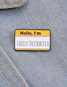 Hello, I'm EASILY DISTRACTED Yazılı Broş - 1