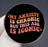 MY ANXIETY IS CHRONIC BUT THIS ASS IS ICONIC Yazılı Broş - 1