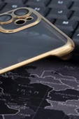 iPhone 11 Uyumlu Altın Sarı Gold Renkli İnce Kenarlı Şeffaf Sert Kapak Kılıf thumbnail 3