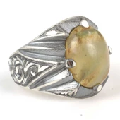 925 Ayar Gümüş Yeşil Renkli Sıkma Kehribar Taşlı Elişi Kalemli Erkek Yüzük thumbnail 2