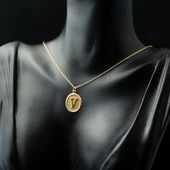 V Harfi Oval Altın Kolye thumbnail 4