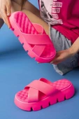 Çapraz Bant Neon Pembe Ortopedik Taban Kadın Terlik thumbnail 3