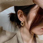 Sıra dışı Metalik Altın Renk Küpe thumbnail 3