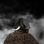 Siyah Taşlı Kılıç Motifli Gümüş Erkek Yüzük thumbnail 1