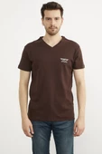V Yaka Küçük Baskı Detaylı Tişört - Kahve thumbnail 1