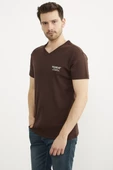 V Yaka Küçük Baskı Detaylı Tişört - Kahve thumbnail 2