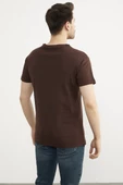 V Yaka Küçük Baskı Detaylı Tişört - Kahve thumbnail 3