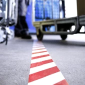 Yer İşaretleme Bandı Kırmızı-Beyaz Pvc Emniyet Zemin İkaz Bant 50 mm x 25 MT thumbnail 3