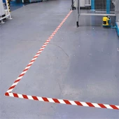 Yer İşaretleme Bandı Kırmızı-Beyaz Pvc Emniyet Zemin İkaz Bant 50 mm x 25 MT thumbnail 4