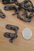 ORTA BOY OKSİT YAY GÖZÜ KANCALI KİLİT 10 ADET KUTU SANDIK VE KAPAK KLİPSİ 28X33 MM - 1
