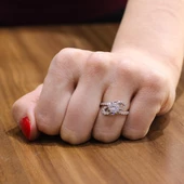 925 Ayar Gümüş Tektaş Yanı Taşlı 1,30 crt Görünümlü Yüzük thumbnail 1