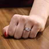 925 Ayar Gümüş Tektaş Yanı Taşlı 1,00 crt Görünümlü Yüzük thumbnail 1