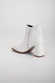 Cilt Metal Kemerli Beyaz Kadın Kalın Topuklu Bot thumbnail 5