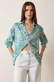 V Yaka Desenli Saten Gömlek Yeşil thumbnail 3