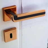 Defne Lüx Rose Gold Kare Rozetli Oda Kapısı Uyumlu Kapı Kolu Sağa ve Sola Uygun Kolları 1 Takım thumbnail 3