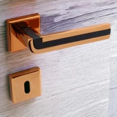 Defne Lüx Rose Gold Kare Rozetli Oda Kapısı Uyumlu Kapı Kolu Sağa ve Sola Uygun Kolları 1 Takım thumbnail 2