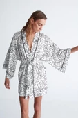 Peraluna FREESIA KIMONO 82 CM Çiçek Desen Mini Boy Kemerli Saten Kadın Kimono - Beyaz/Siyah - 1
