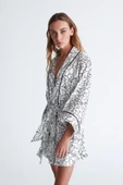 Peraluna FREESIA KIMONO 82 CM Çiçek Desen Mini Boy Kemerli Saten Kadın Kimono - Beyaz/Siyah - 3