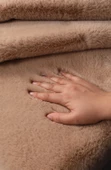 Dekoratif Tavşan Tüyü Ultra Yumuşak Peluş Kaymaz Halı Yolluk Camel - 2