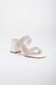 İki Kalın Taş Bantlı Beyaz Kadın Topuklu Terlik thumbnail 4