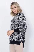 Kadın Triko Kazak Bisiklet Yaka Zebra Desenli Oversize Yırtmaçlı Beyaz Siyah - 3