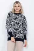 Kadın Triko Kazak Bisiklet Yaka Zebra Desenli Oversize Yırtmaçlı Beyaz Siyah - 4