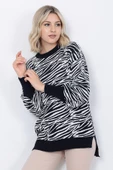 Kadın Triko Kazak Bisiklet Yaka Zebra Desenli Oversize Yırtmaçlı Beyaz Siyah - 1