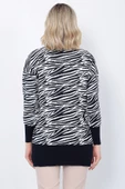 Kadın Triko Kazak Bisiklet Yaka Zebra Desenli Oversize Yırtmaçlı Beyaz Siyah - 8