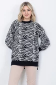 Kadın Triko Kazak Bisiklet Yaka Zebra Desenli Oversize Yırtmaçlı Beyaz Siyah - 6