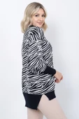 Kadın Triko Kazak Bisiklet Yaka Zebra Desenli Oversize Yırtmaçlı Beyaz Siyah - 2