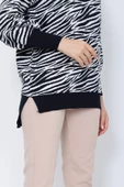 Kadın Triko Kazak Bisiklet Yaka Zebra Desenli Oversize Yırtmaçlı Beyaz Siyah - 7