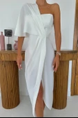 Tek Omzu Kapalı Yırtmaçlı Saten Elbise thumbnail 4