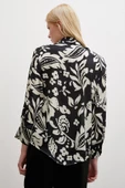 Çiçek Desenli Saten Gömlek Siyah thumbnail 4