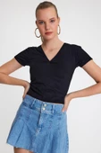 Kadın V Yaka Basic T-shirt  Siyah thumbnail 4