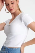 Kadın V Yaka Basic T-shirt Beyaz thumbnail 12