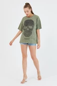 Kadın Parça Boya Baskılı Oversize Basic T-shirt  Haki thumbnail 9