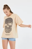 Kadın Parça Boya Baskılı Oversize Basic T-shirt  Bej thumbnail 2
