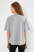 Kadın Baskılı Oversize T-shirt  Gri Melanj thumbnail 4