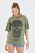 Kadın Parça Boya Baskılı Oversize Basic T-shirt  Haki thumbnail 1