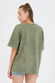 Kadın Parça Boya Baskılı Oversize Basic T-shirt  Haki thumbnail 4