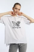Kadın Bisiklet Yaka Kelebek Baskılı Oversize Tişört Beyaz thumbnail 3