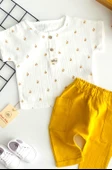 Neşeli Bebekler Müslin Kumaş Kısa Kollu Tişört Pantolon Takım Sarı thumbnail 2