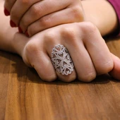 925 Ayar Gümüş Motifli Oval Tasarım Beyaz Renk Yüzük thumbnail 1