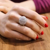 925 Ayar Gümüş Yuvarlak Izgaralı Taşlı Model Yüzük thumbnail 1