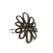 925 Ayar Gümüş Beyaz Renk Siyah Taşlı Çiçekli Yüzük thumbnail 4