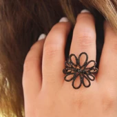 925 Ayar Gümüş Beyaz Renk Siyah Taşlı Çiçekli Yüzük thumbnail 1