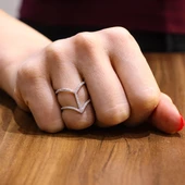 925 Ayar Gümüş Beyaz Renkli V Şekilli Tasarım Yüzük thumbnail 1