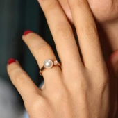 925 Ayar Gümüş Tek İncili Zirkon Taşlı Yüzük thumbnail 1