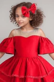 Kız Çocuk Düşük Omuzlu Transparan Yaka Eteği KatKat Dantel İşlemeli Kuyruk Detaylı Kırmızı Elbise thumbnail 2