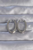 MuI MuI Pirinç Gümüş Renk Zirkon Taşlı Oval Model Küpe - 2